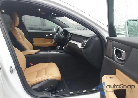 2020 Volvo V60 Cross Country T5 z USA, uszkodzony, nr VIN YV4102WK0L1031656